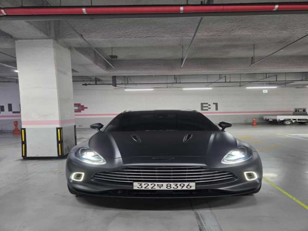 애스턴마틴 DBX 4.0 V8 사진 2/12