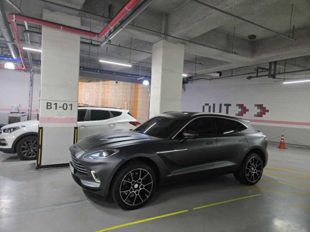 애스턴마틴 DBX 4.0 V8 사진