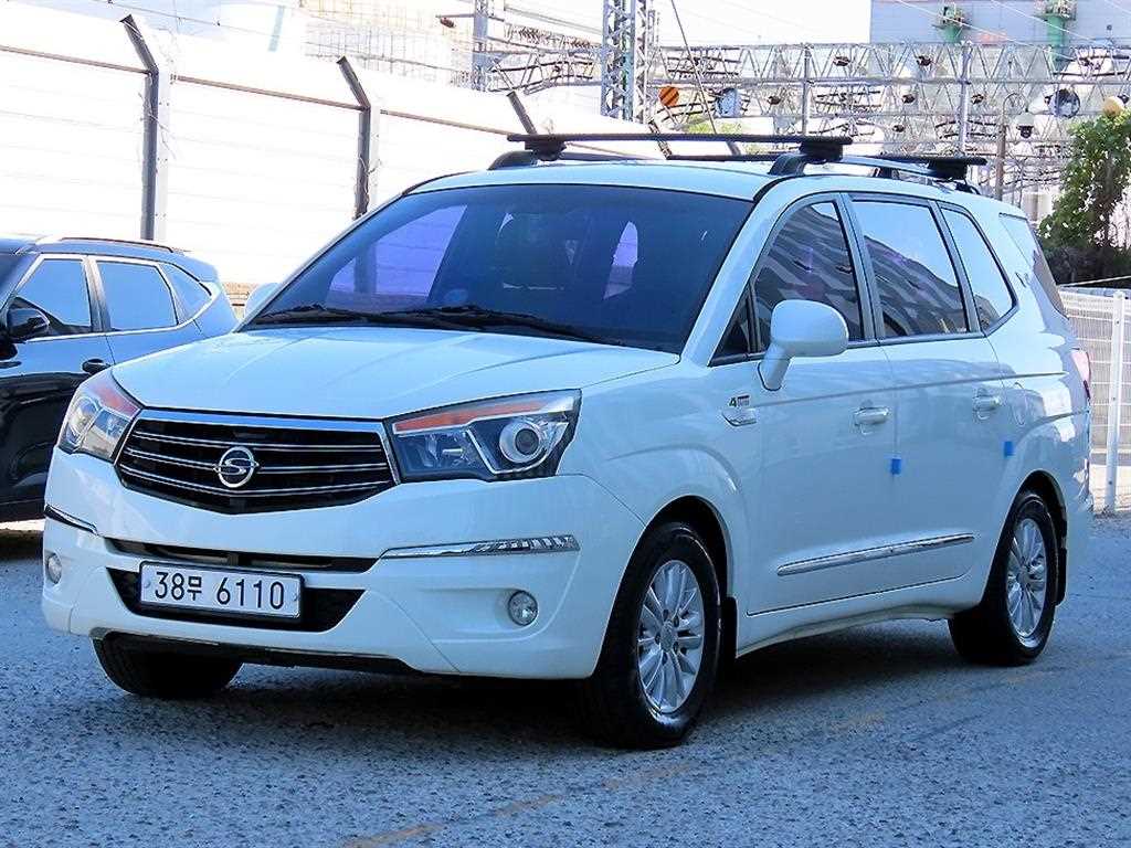 KGM 코란도 2WD LT 9인승 사진 2/18