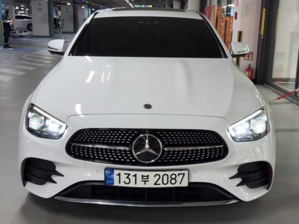 벤츠 E 클래스 E220d 4MATIC AMG라인 사진 2/20