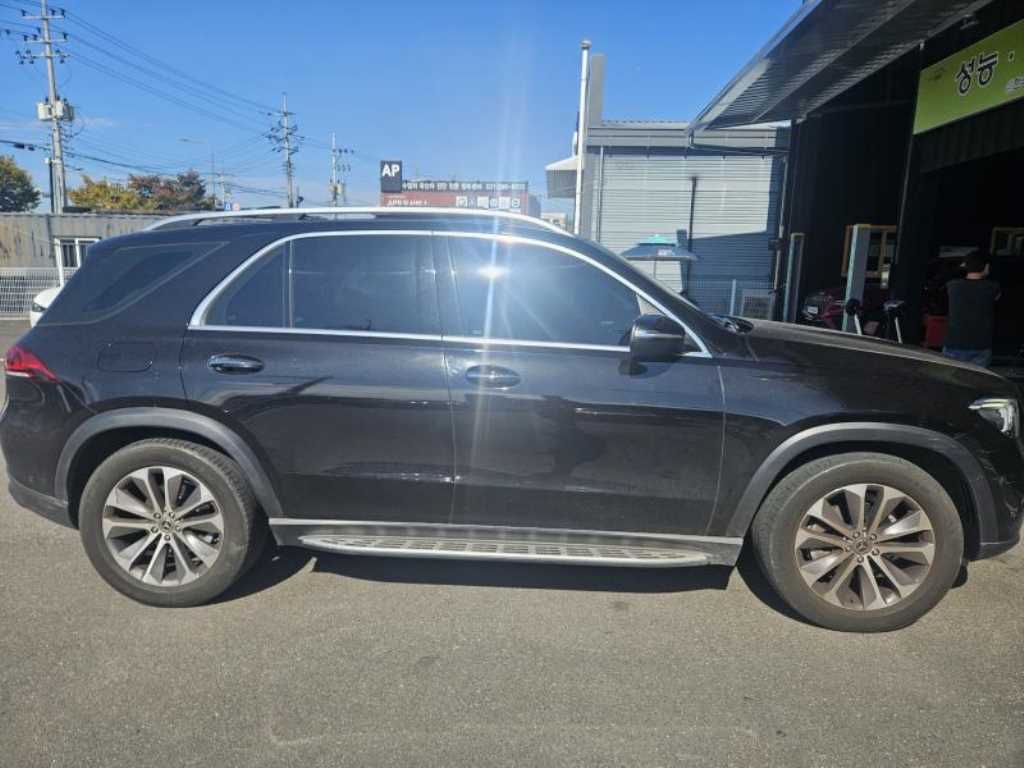 벤츠 GLE 클래스 GLE 300d 4MATIC 사진 2/8