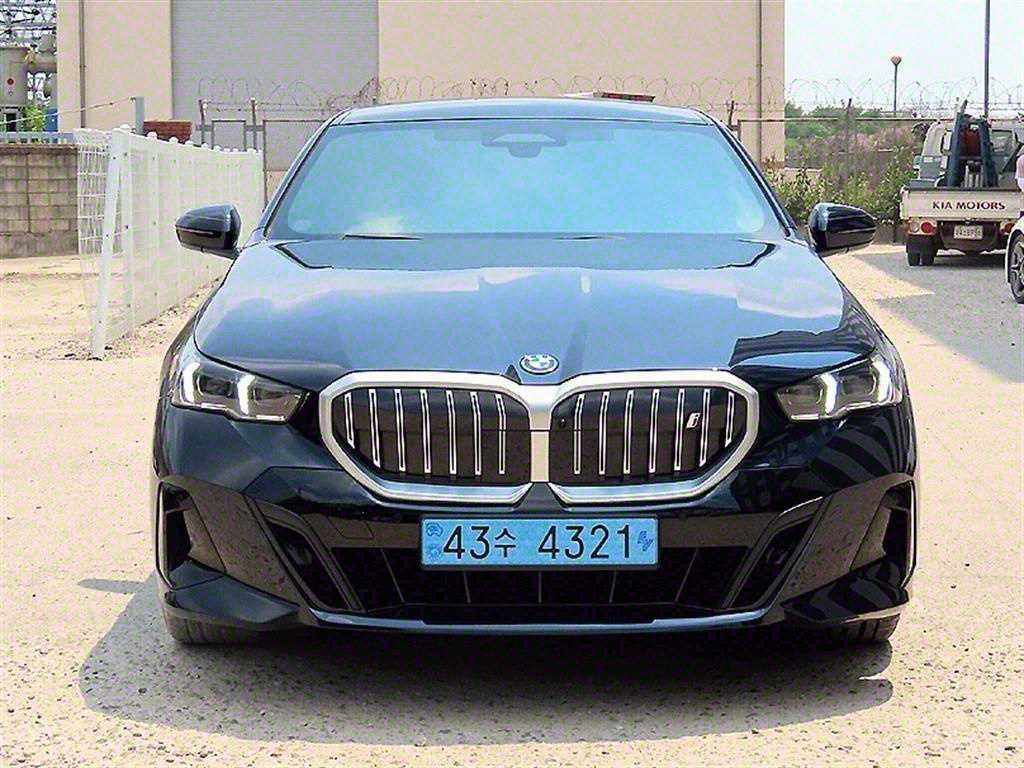 BMW i5 eDrive 40 M 스포츠 사진