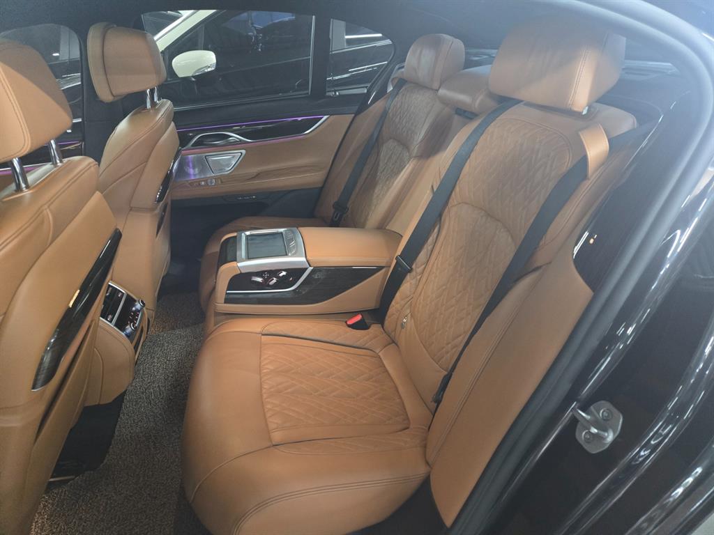BMW 7 Series 730d xDrive Design Pure Excellence — фото 5