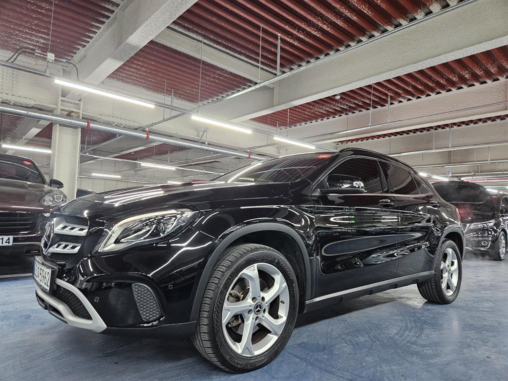 Mercedes-Benz GLA-Class GLA220 2
