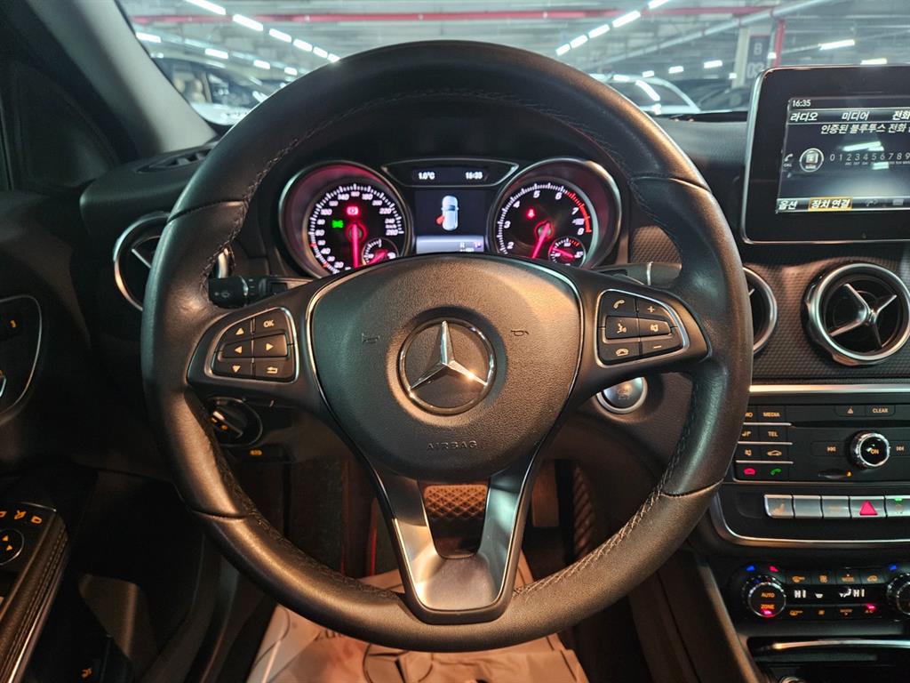 Mercedes-Benz GLA-Class GLA220 9