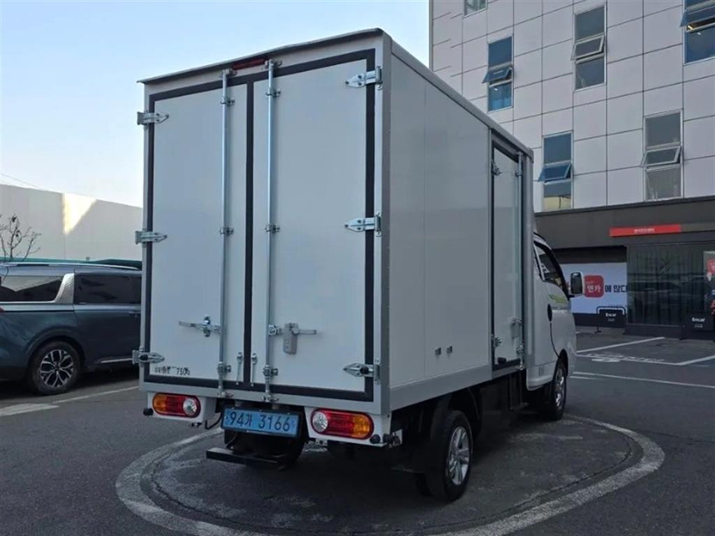 Hyundai Porter 1.0 Ton/ Super Cab/ Long Wheelbase 3