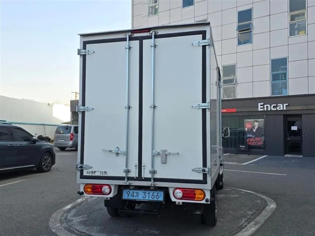 Hyundai Porter 1.0 Ton/ Super Cab/ Long Wheelbase 4