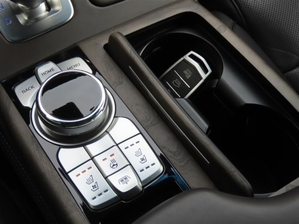 Genesis G90 3.8 GDI AWD Premium Luxury 8