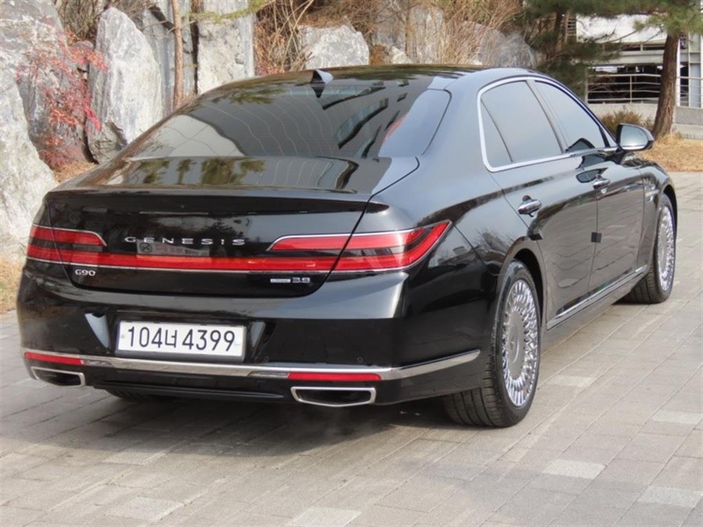 Genesis G90 3.8 GDI AWD Premium Luxury 4