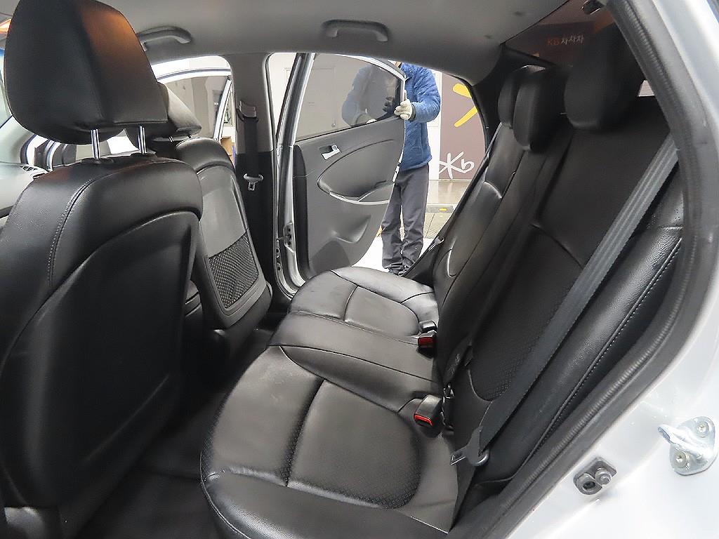 Hyundai Accent 1.4VVT Premium 10