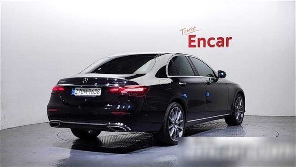 Mercedes-Benz E-Class E300e 4MATIC Exclusive 3