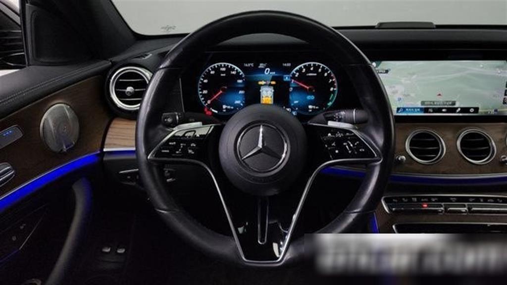 Mercedes-Benz E-Class E300e 4MATIC Exclusive 9