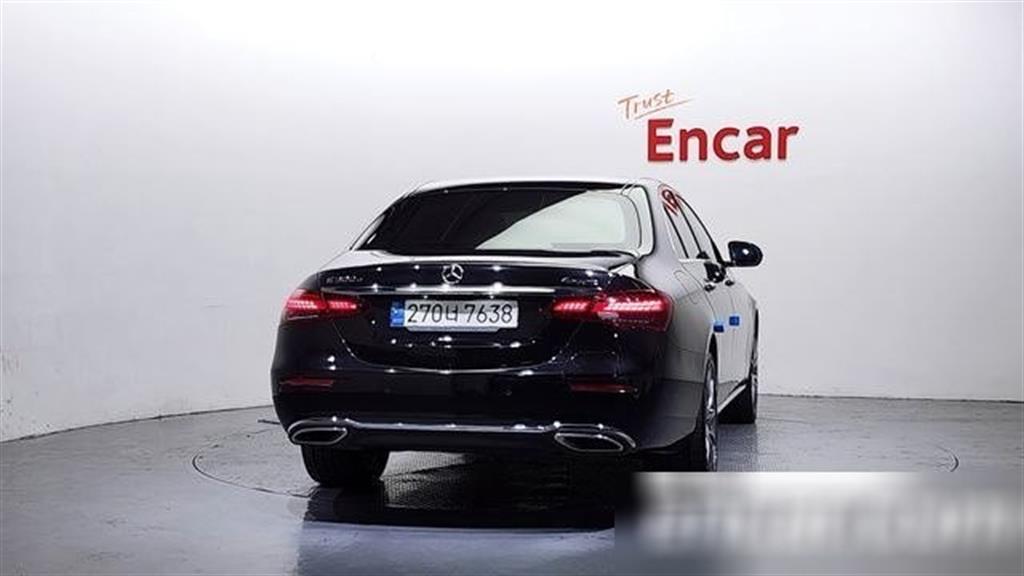 Mercedes-Benz E-Class E300e 4MATIC Exclusive 5