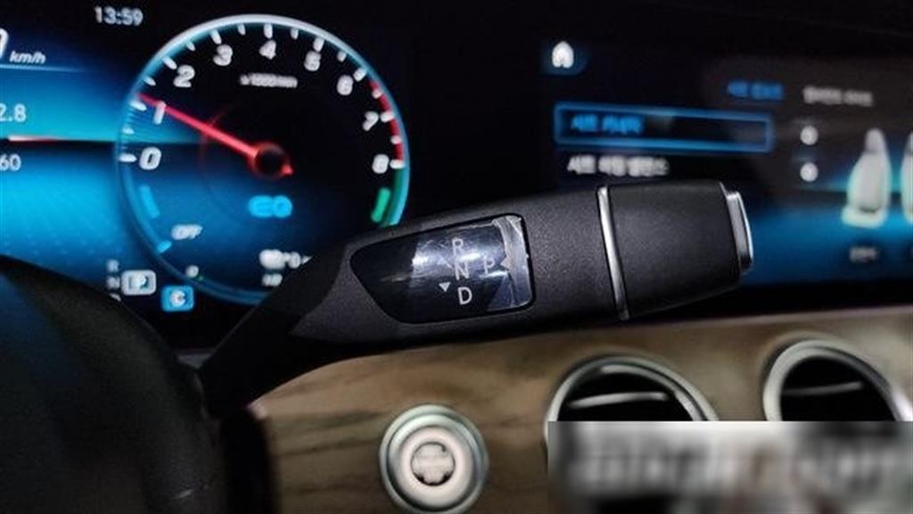 Mercedes-Benz E-Class E300e 4MATIC Exclusive 8