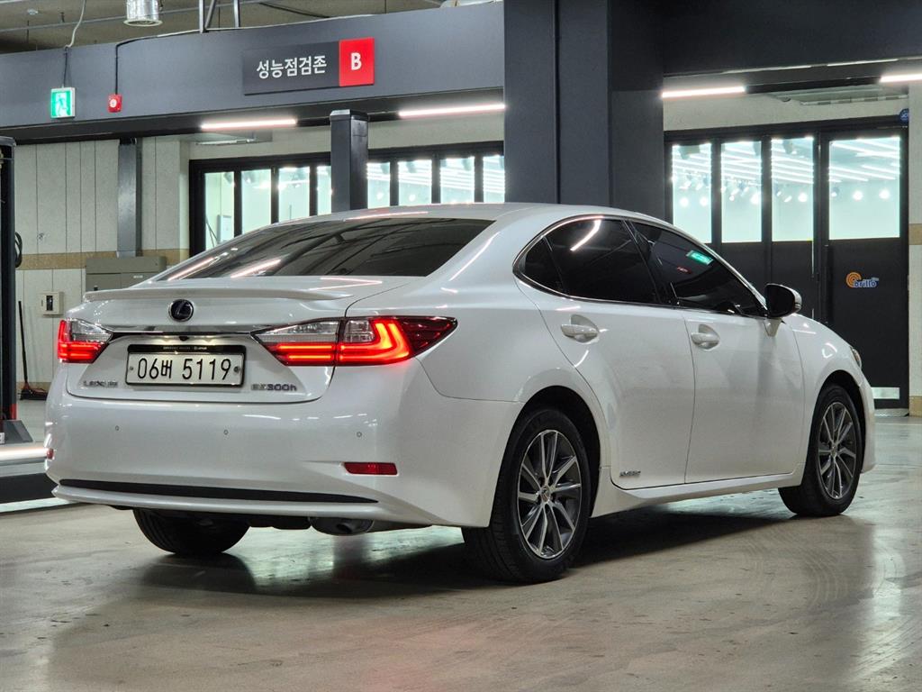 Lexus ES Supreme 3