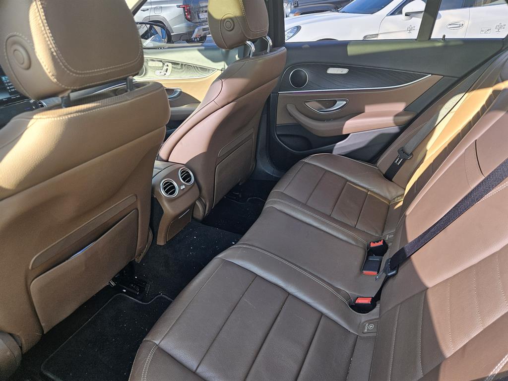 Mercedes-Benz E-Class E300 4MATIC Avantgarde 10