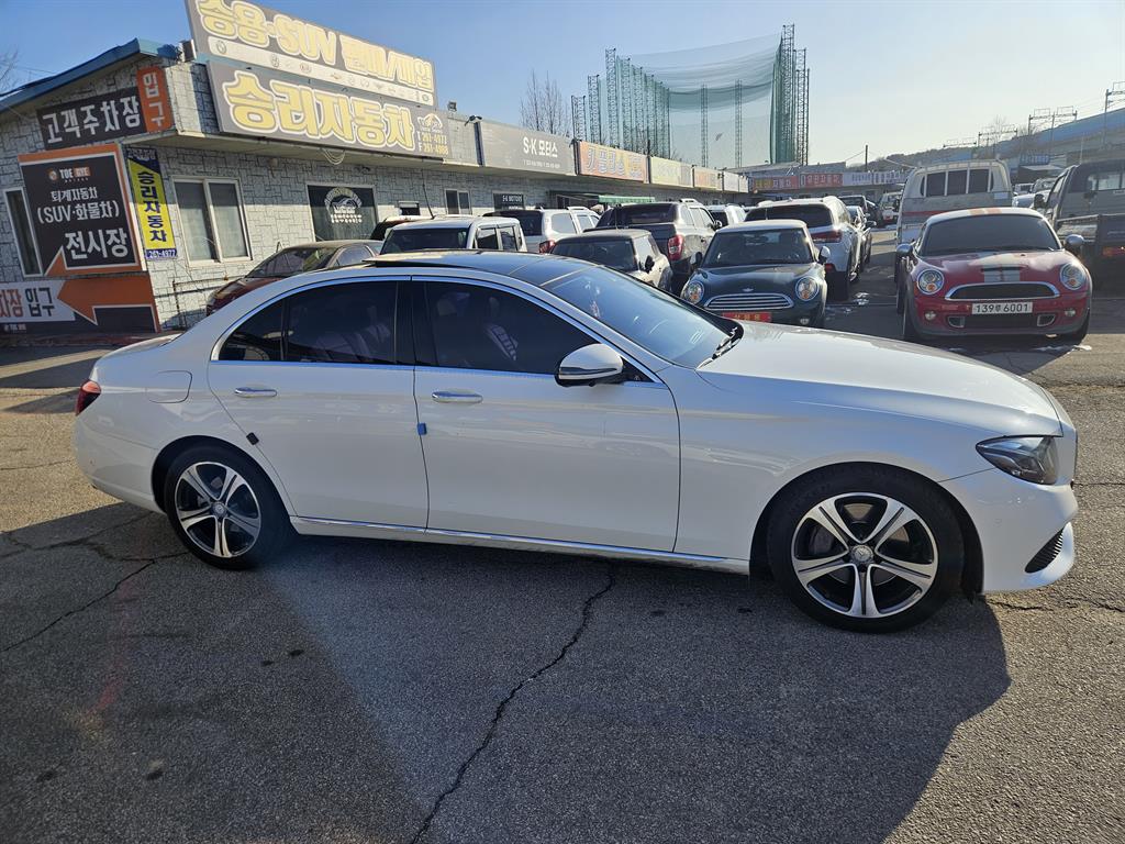 Mercedes-Benz E-Class E300 4MATIC Avantgarde 4