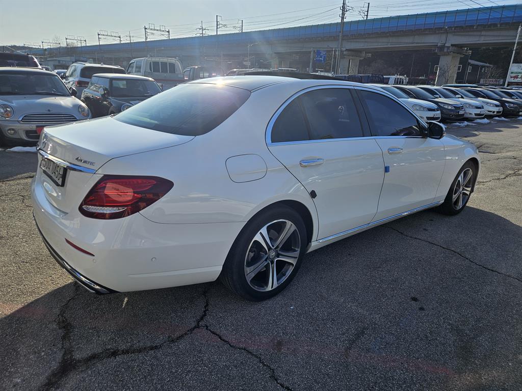Mercedes-Benz E-Class E300 4MATIC Avantgarde 5