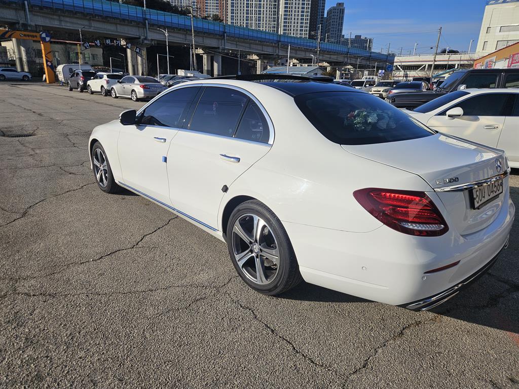 Mercedes-Benz E-Class E300 4MATIC Avantgarde 7
