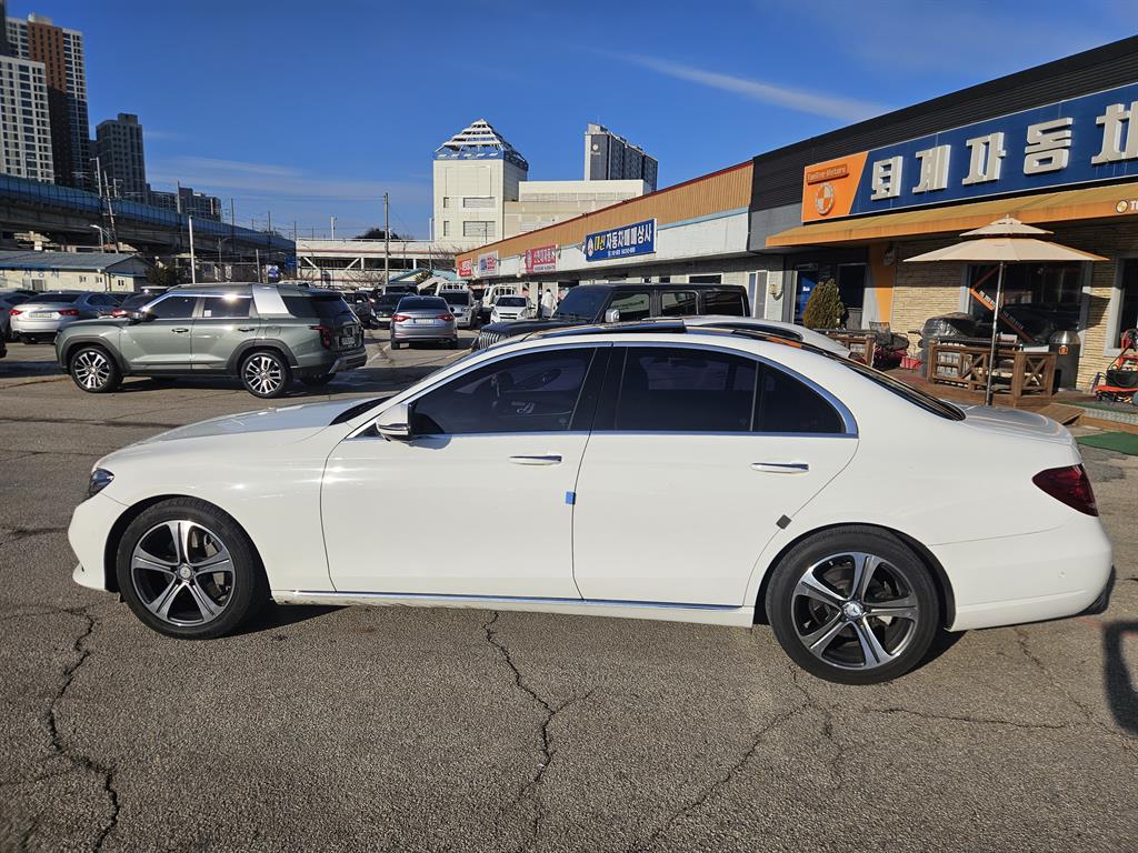 Mercedes-Benz E-Class E300 4MATIC Avantgarde 8