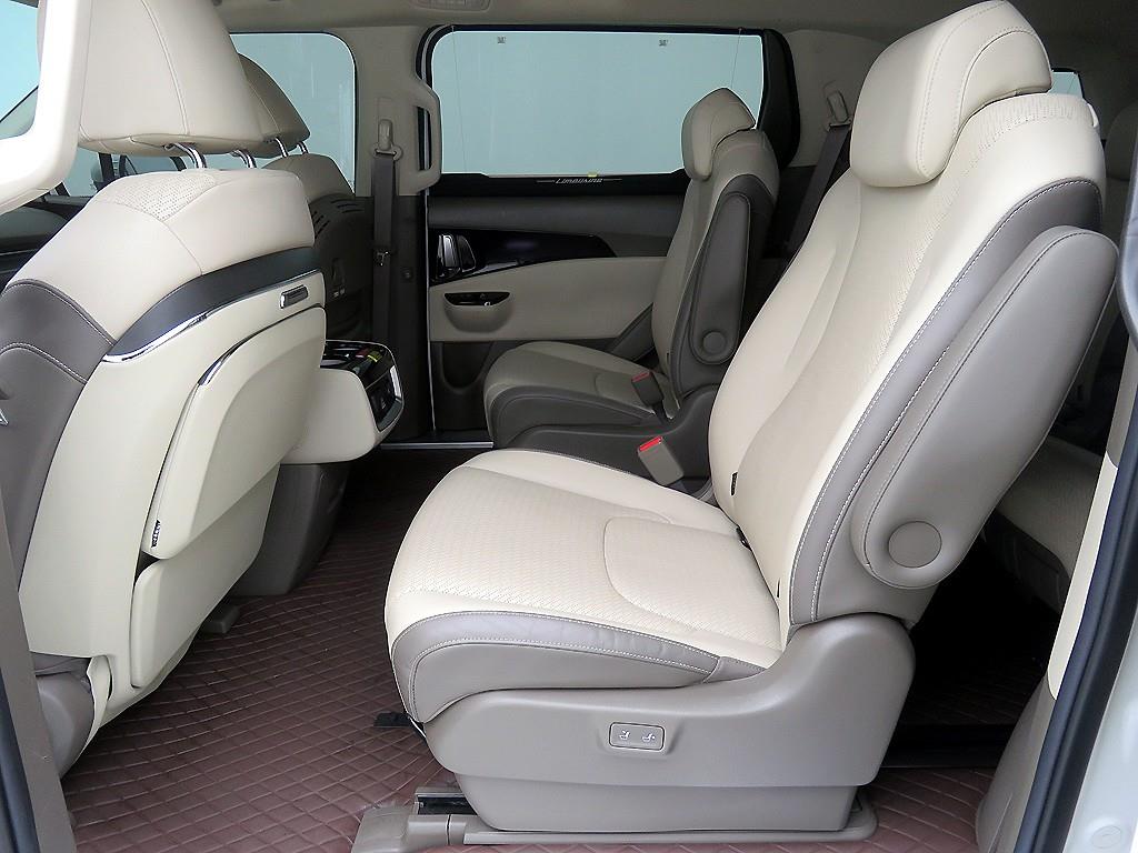 Kia Carnival Diesel High Limousine Signature 9