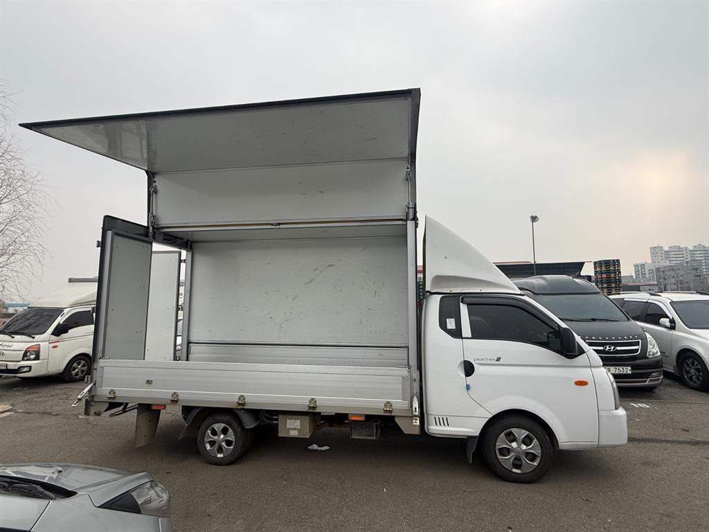 Hyundai Porter Electric/ Super Cab/ Long Wheelbase 8