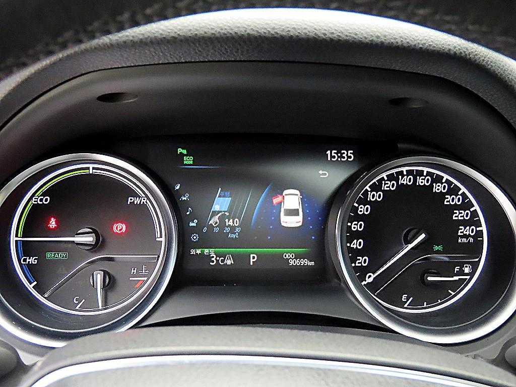 Toyota Camry 2.5 Hybrid XLE 9