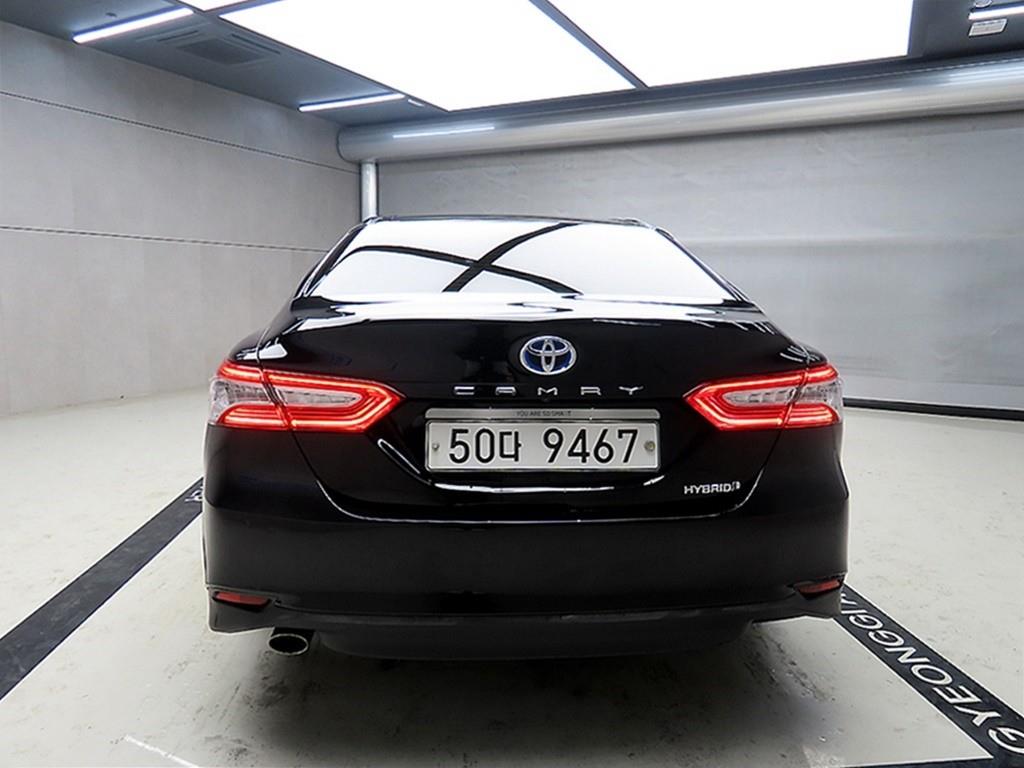 Toyota Camry 2.5 Hybrid XLE 4