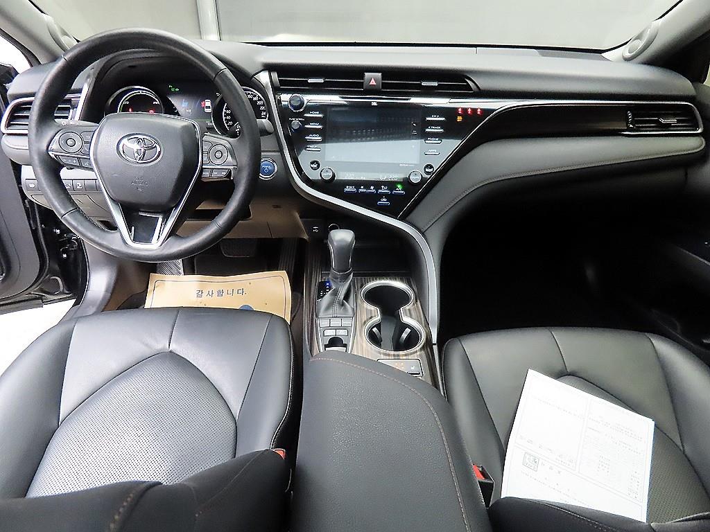 Toyota Camry 2.5 Hybrid XLE 8