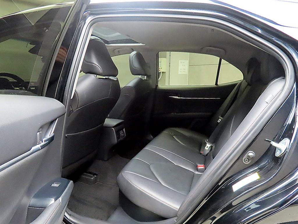 Toyota Camry 2.5 Hybrid XLE 7