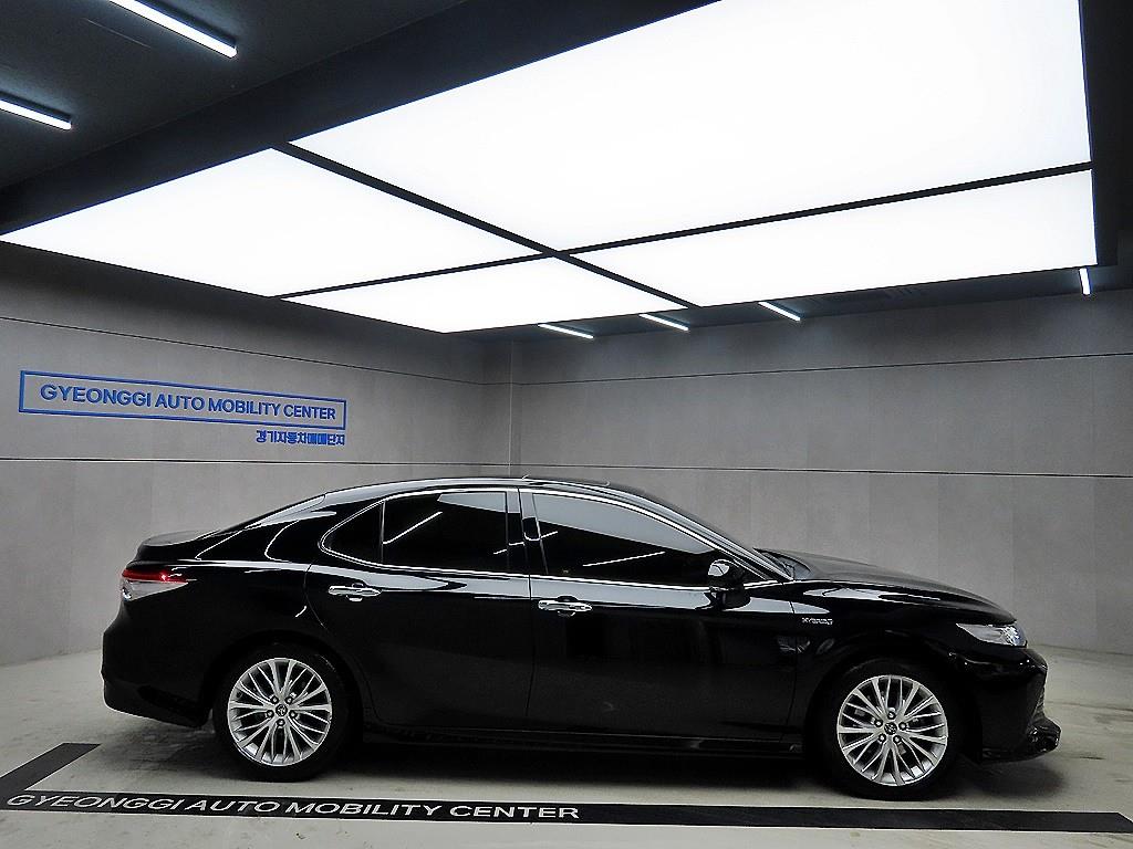 Toyota Camry 2.5 Hybrid XLE 3