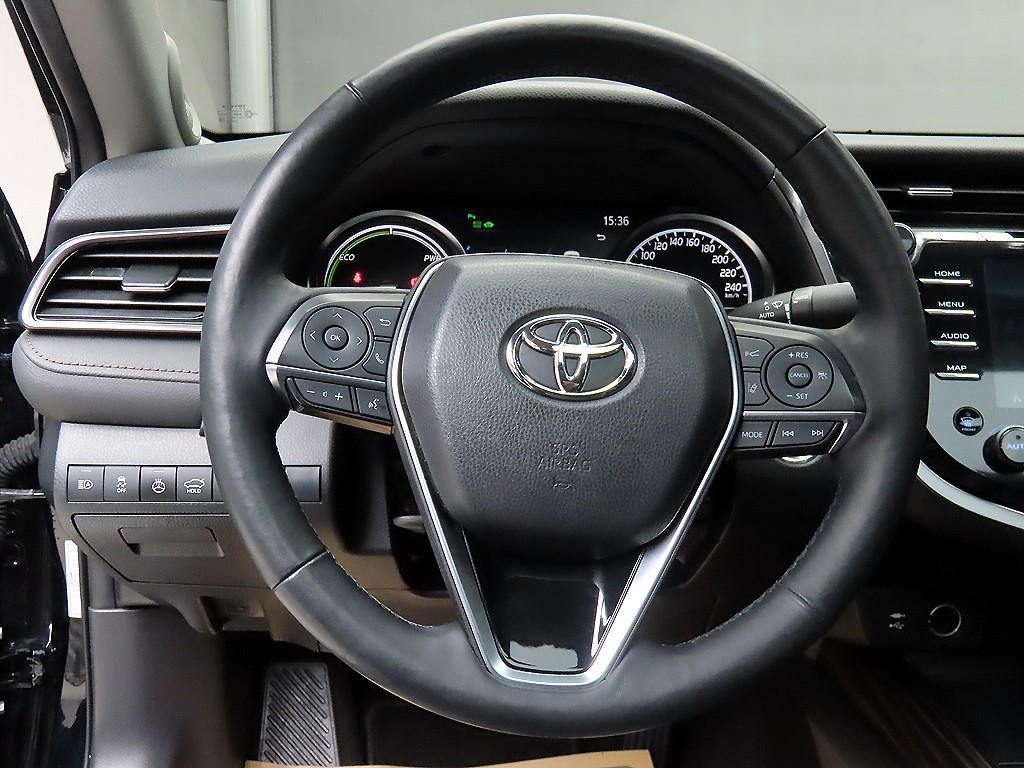 Toyota Camry 2.5 Hybrid XLE 10