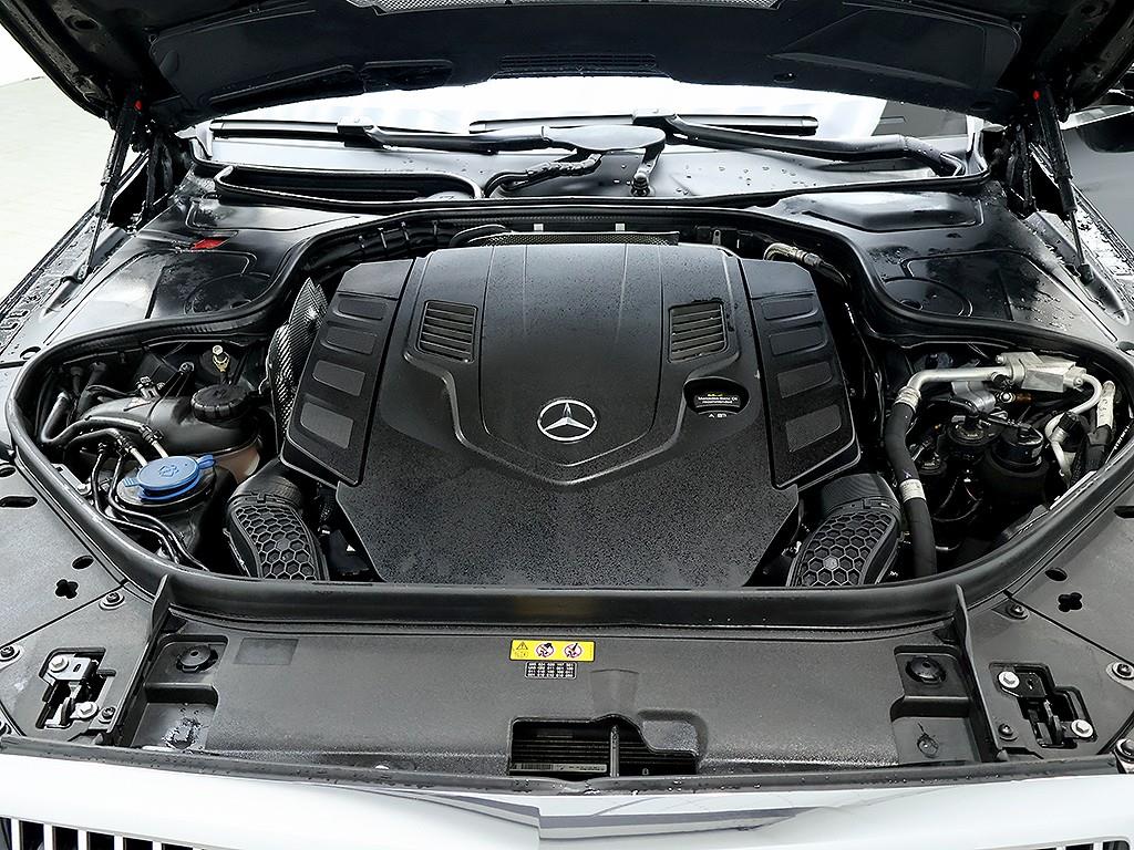 Mercedes-Benz S-Class Maybach S560 4MATIC 8