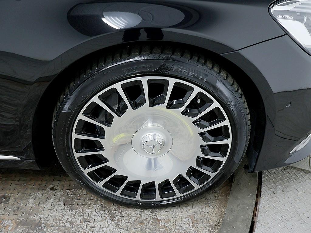 Mercedes-Benz S-Class Maybach S560 4MATIC 9