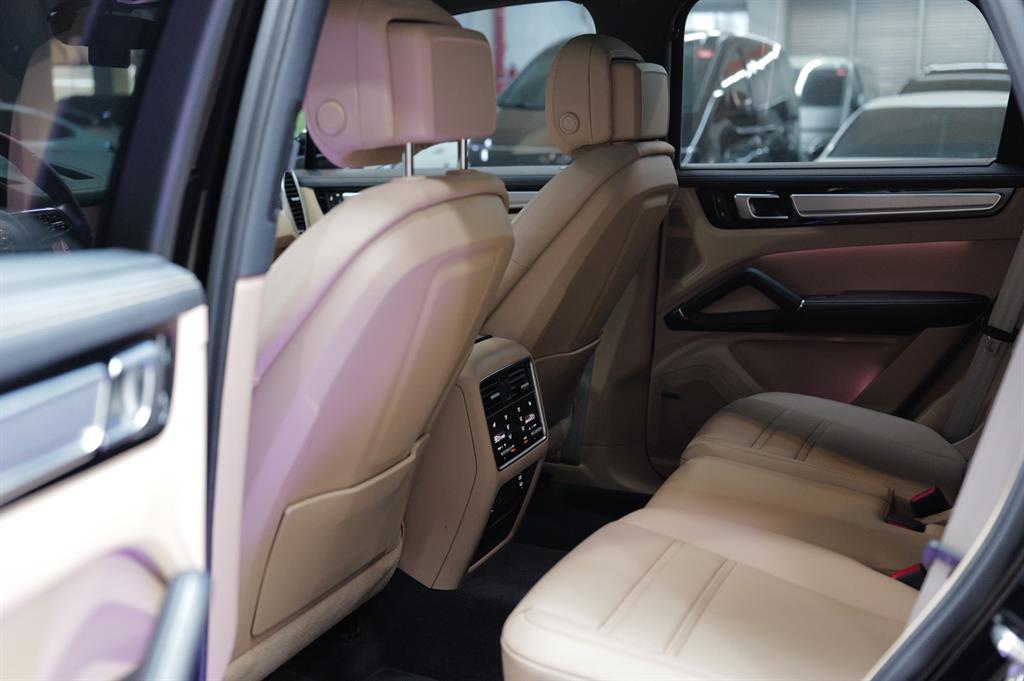 Porsche Cayenne 3.0 Platinum Edition 9