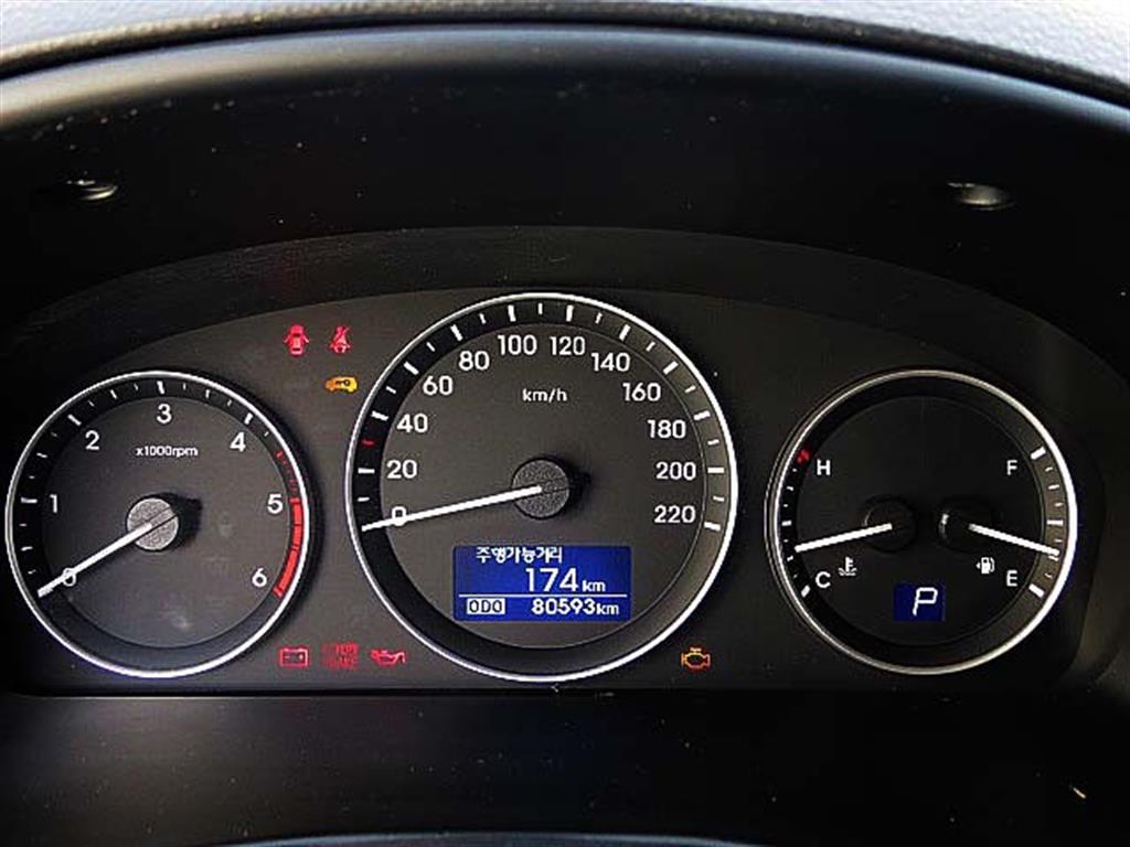 Hyundai Starex 2WD Van Smart 9