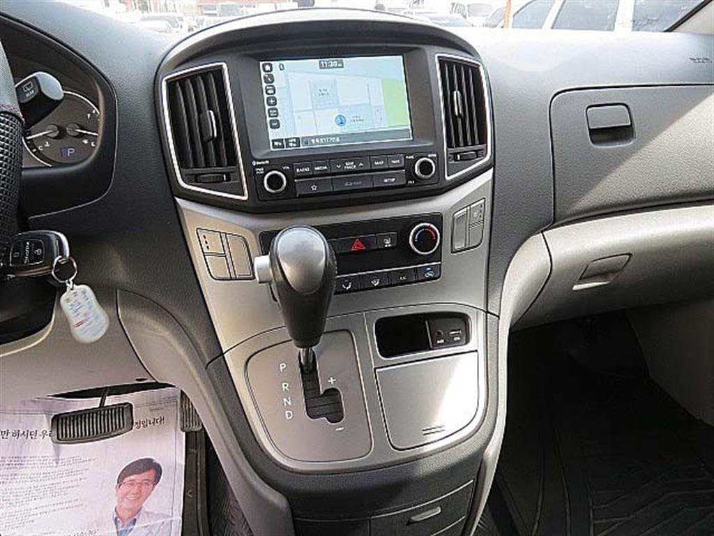 Hyundai Starex 2WD Van Smart 7