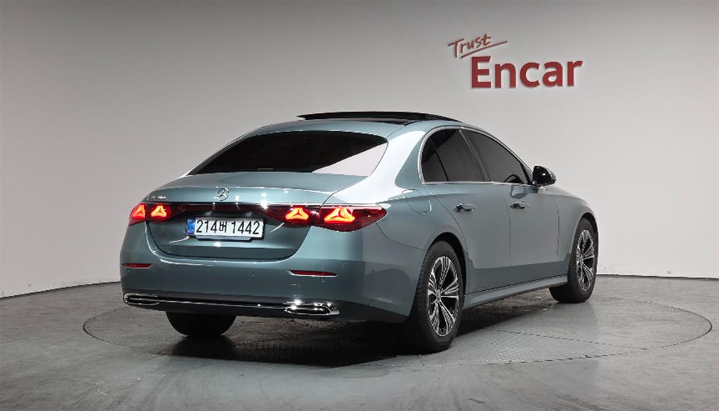 Mercedes-Benz E-Class E200 Avantgarde 3