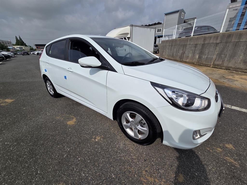 Hyundai Accent Wit 1.4VVT Premier 4