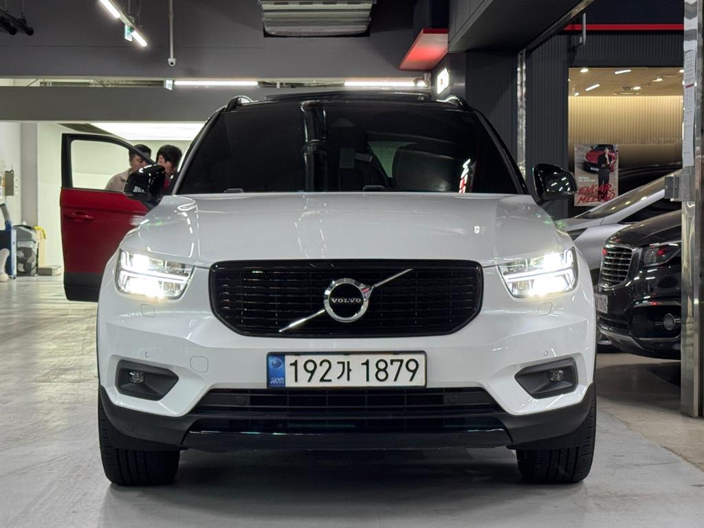 Volvo XC40 B4 AWD R- Design — фото 3