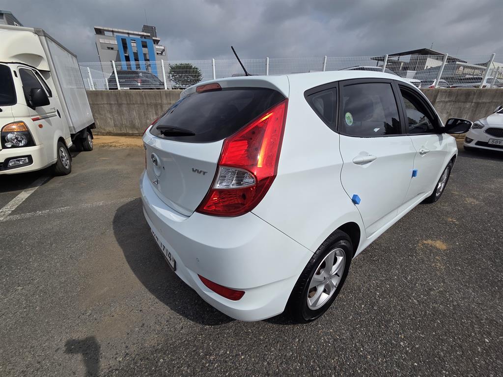 Hyundai Accent Wit 1.4VVT Premier 5