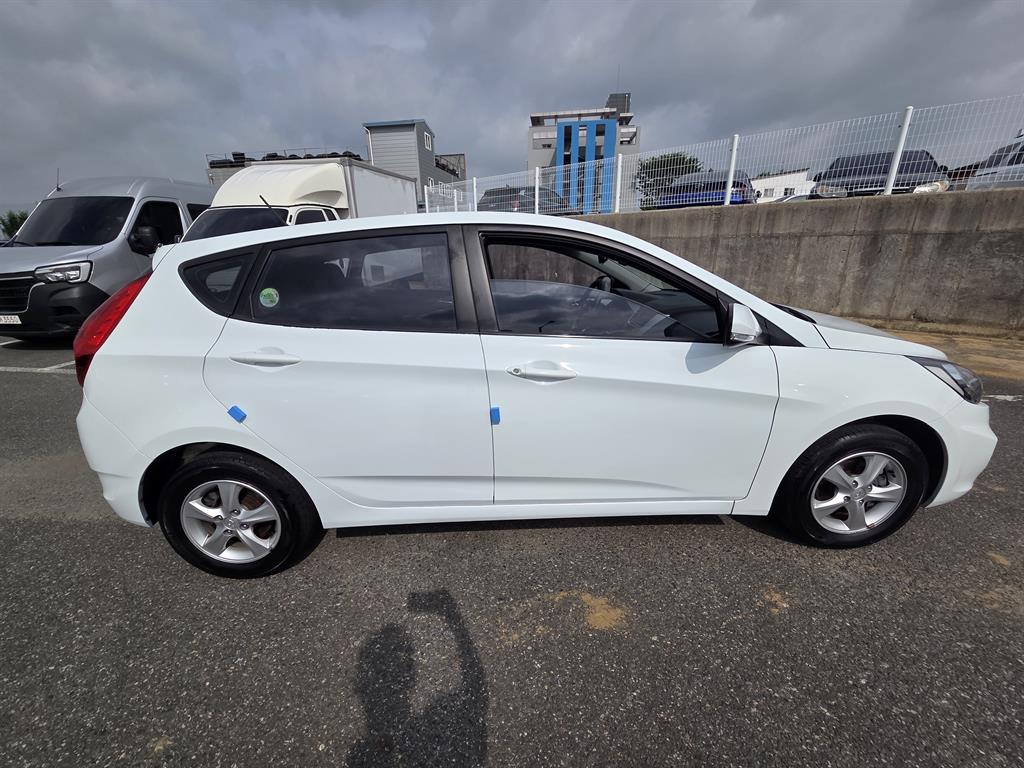 Hyundai Accent Wit 1.4VVT Premier 7