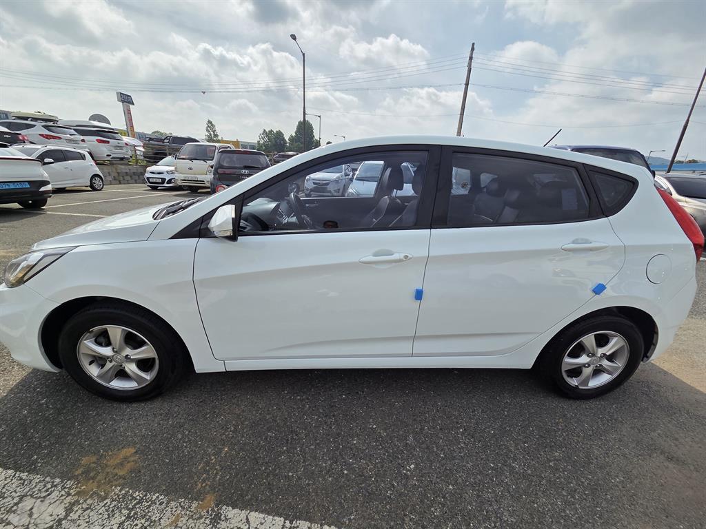 Hyundai Accent Wit 1.4VVT Premier 8