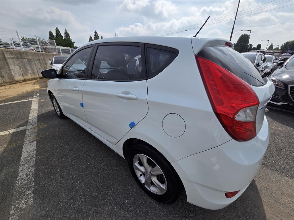Hyundai Accent Wit 1.4VVT Premier 6