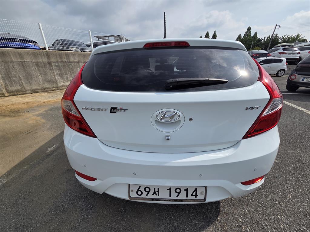Hyundai Accent Wit 1.4VVT Premier 9