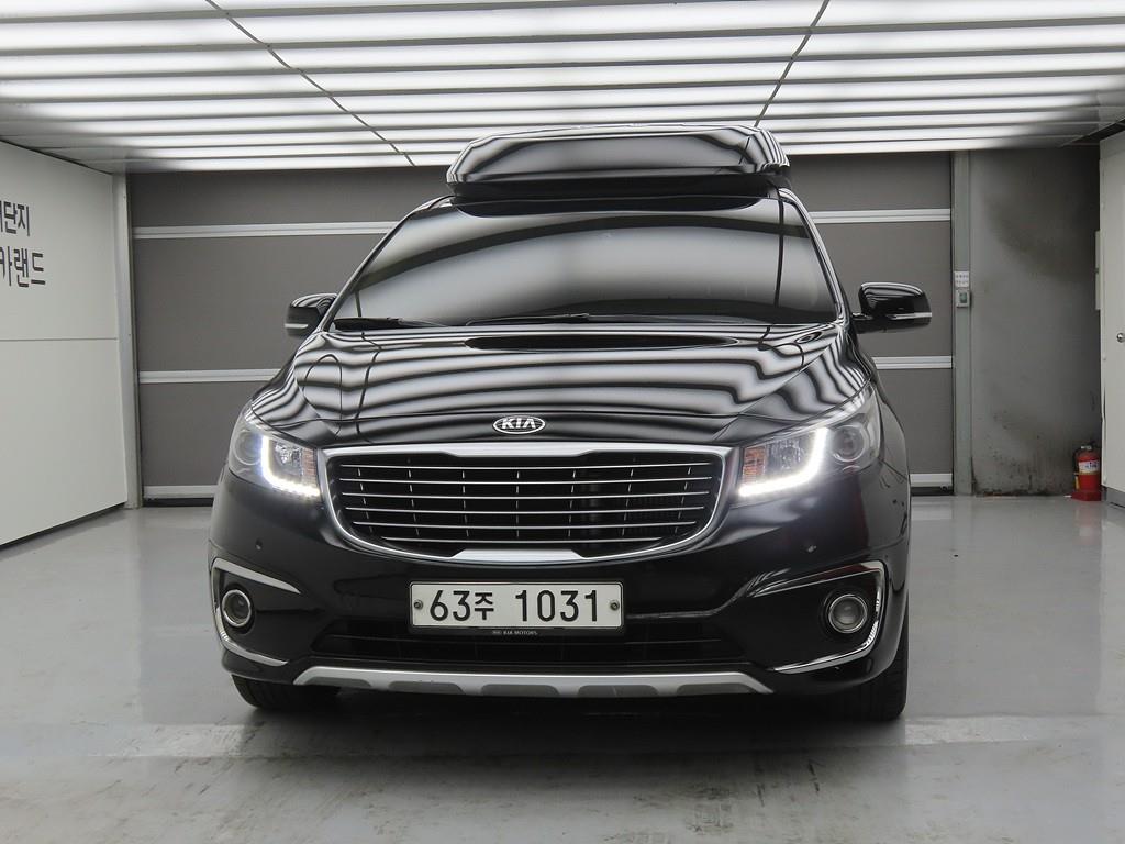 Kia Carnival Diesel High Limousine Luxury 3