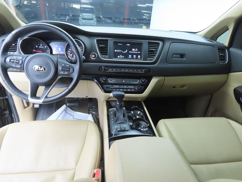 Kia Carnival Diesel High Limousine Luxury 8