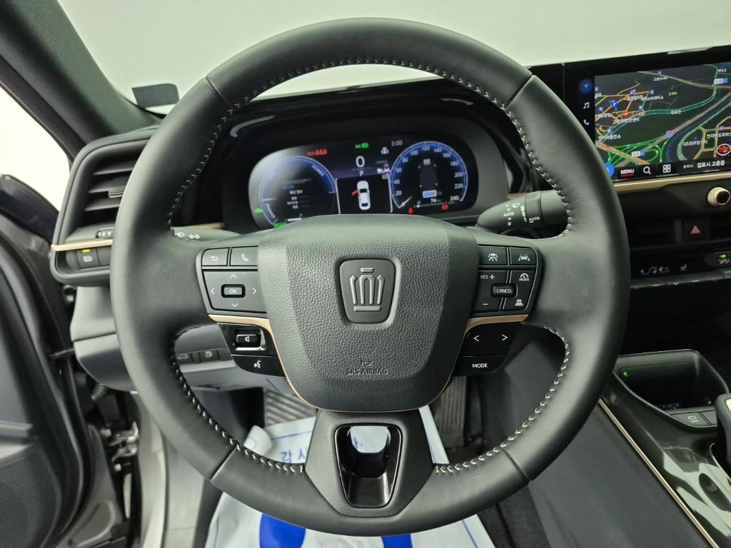 Toyota Crown 2.5 4WD Hybrid 10