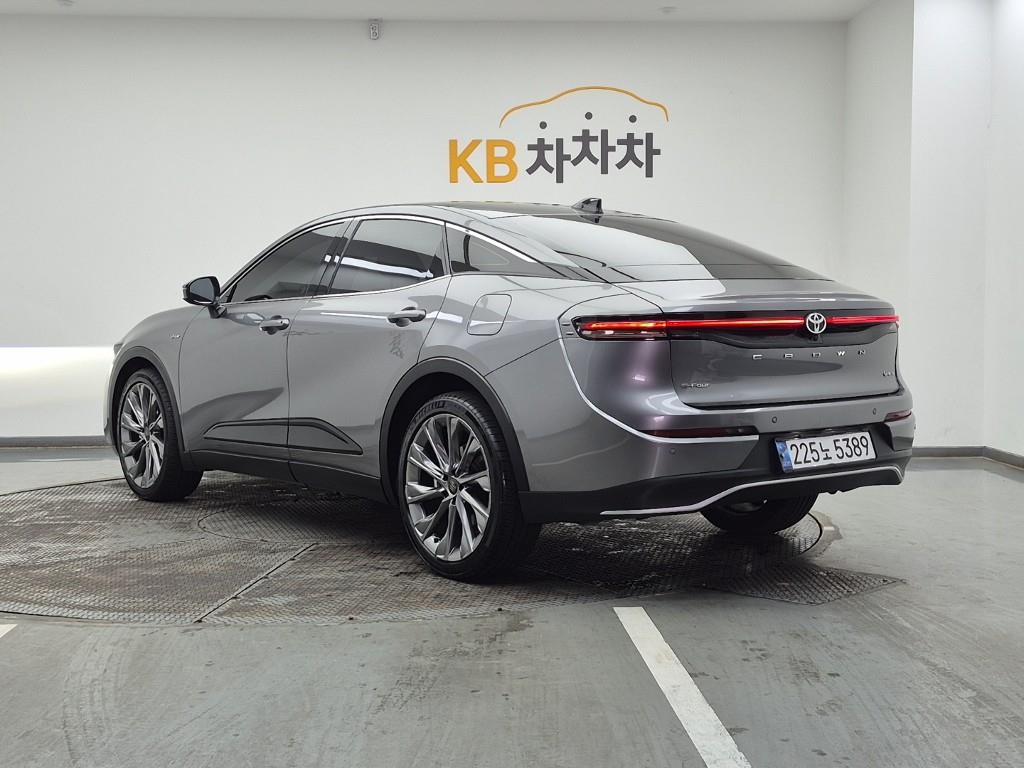 Toyota Crown 2.5 4WD Hybrid 4