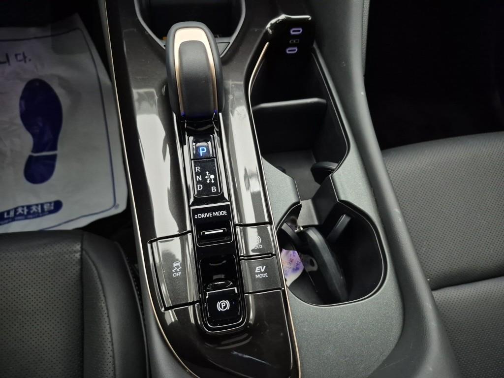 Toyota Crown 2.5 4WD Hybrid 9